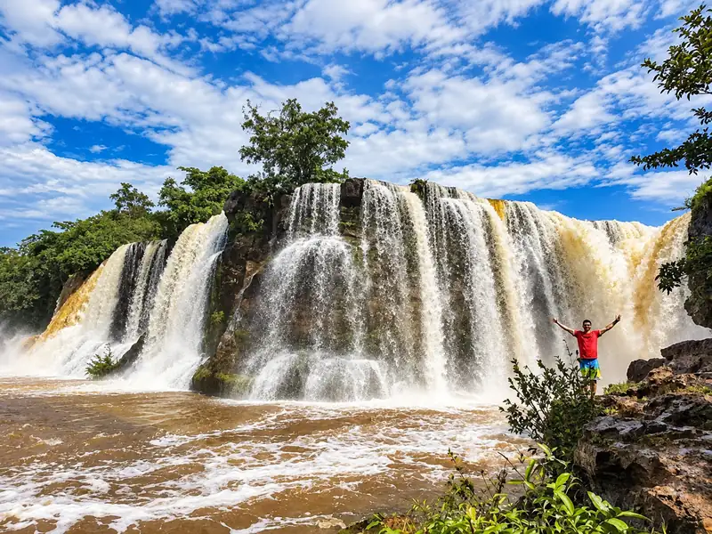 Cachoeira de São Romão, larga e volumosa, no Parque Nacional da Chapada das Mesas